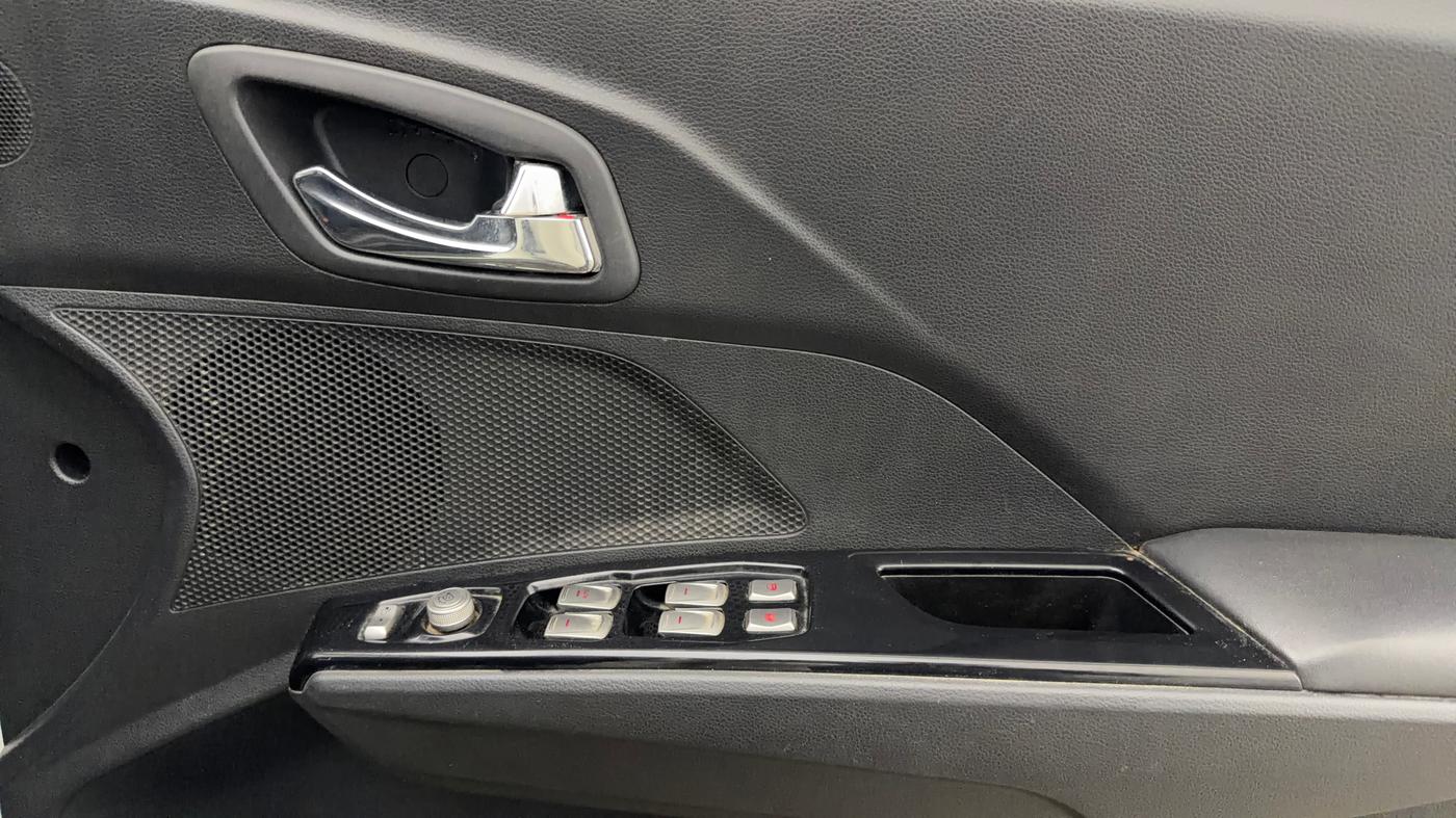 2022 Mahindra XUV300 W8 (O) 1.2 PETROL, Petrol, Manual, 29,859 km, Driver Side Door Panels Control