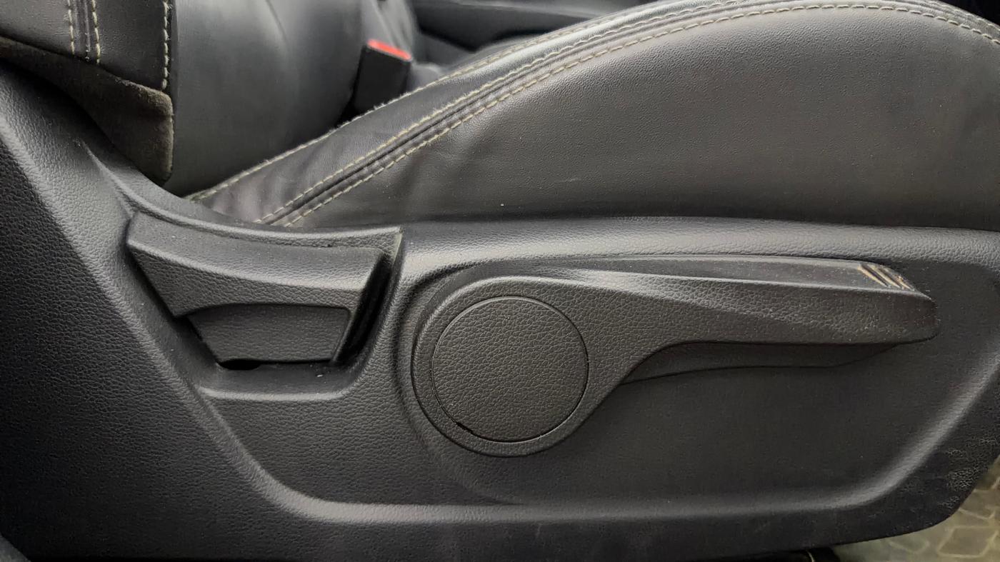2022 Mahindra XUV300 W8 (O) 1.2 PETROL, Petrol, Manual, 29,859 km, Driver Side Adjustment Panel