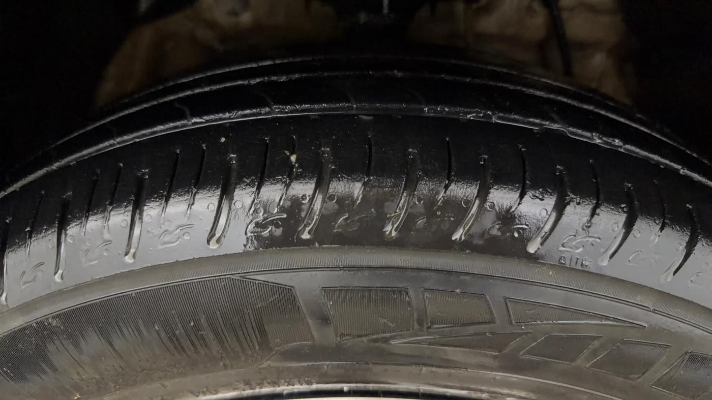 2022 Mahindra XUV300 W8 (O) 1.2 PETROL, Petrol, Manual, 29,859 km, Right Front Tyre Tread
