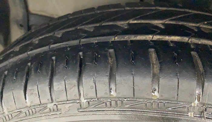 2012 Maruti Ritz LXI, Petrol, Manual, 58,861 km, Left Front Tyre Tread