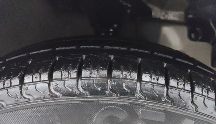 2014 Hyundai Eon D-LITE, Petrol, Manual, 45,951 km, Right Front Tyre Tread