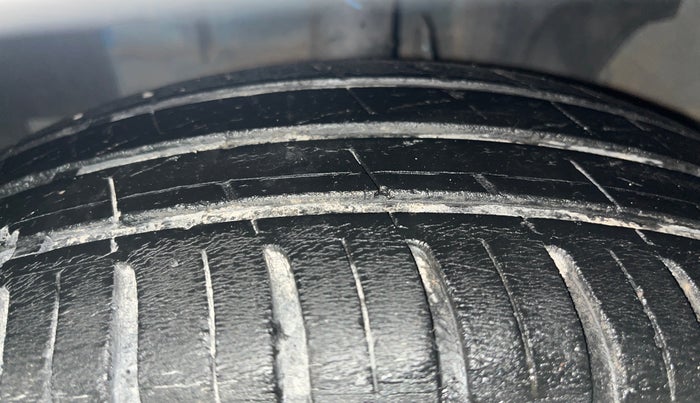 2023 Renault Kwid RXT 1.0 AMT, Petrol, Automatic, 50,901 km, Left Front Tyre Tread