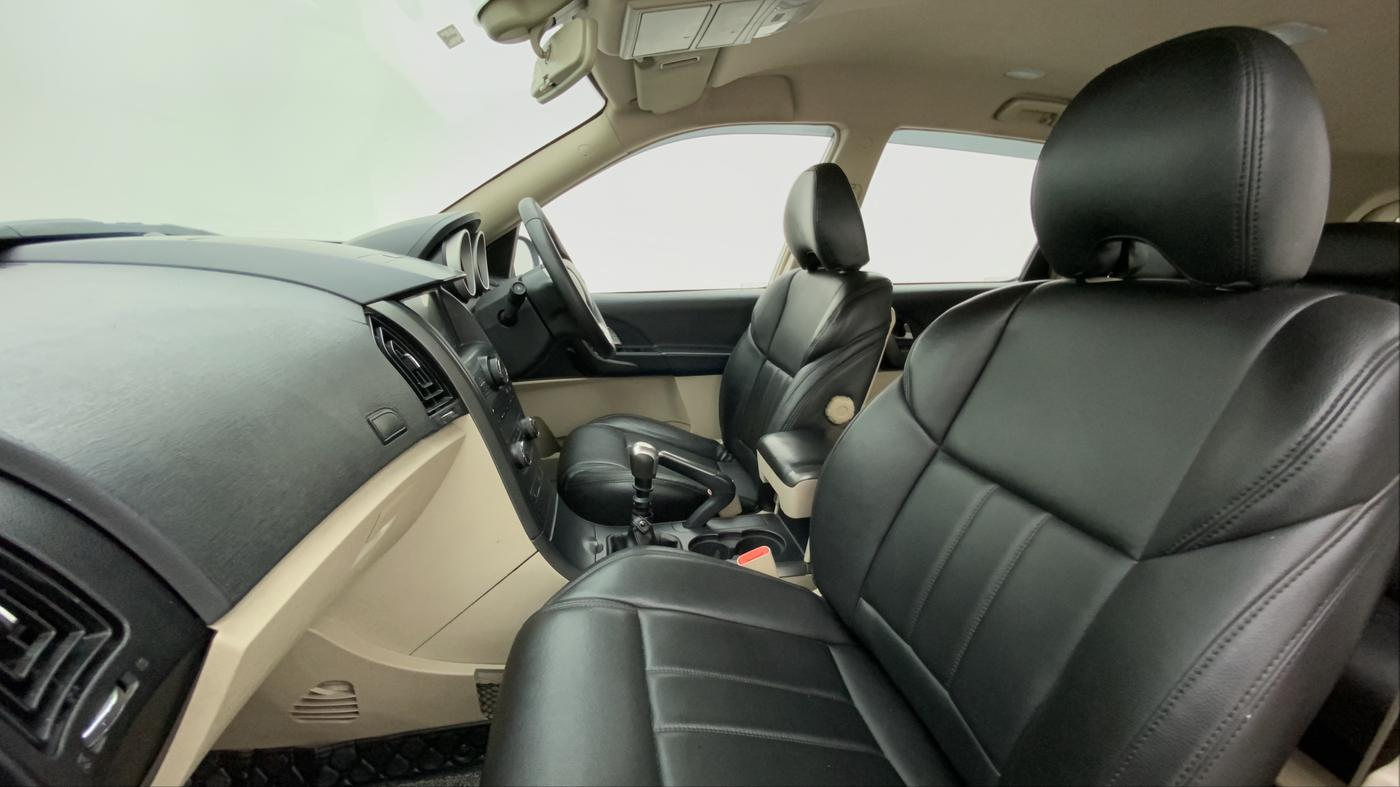 2017 Mahindra XUV500 W6 4X2, Diesel, Manual, 77,254 km, Right Side Front Door Cabin