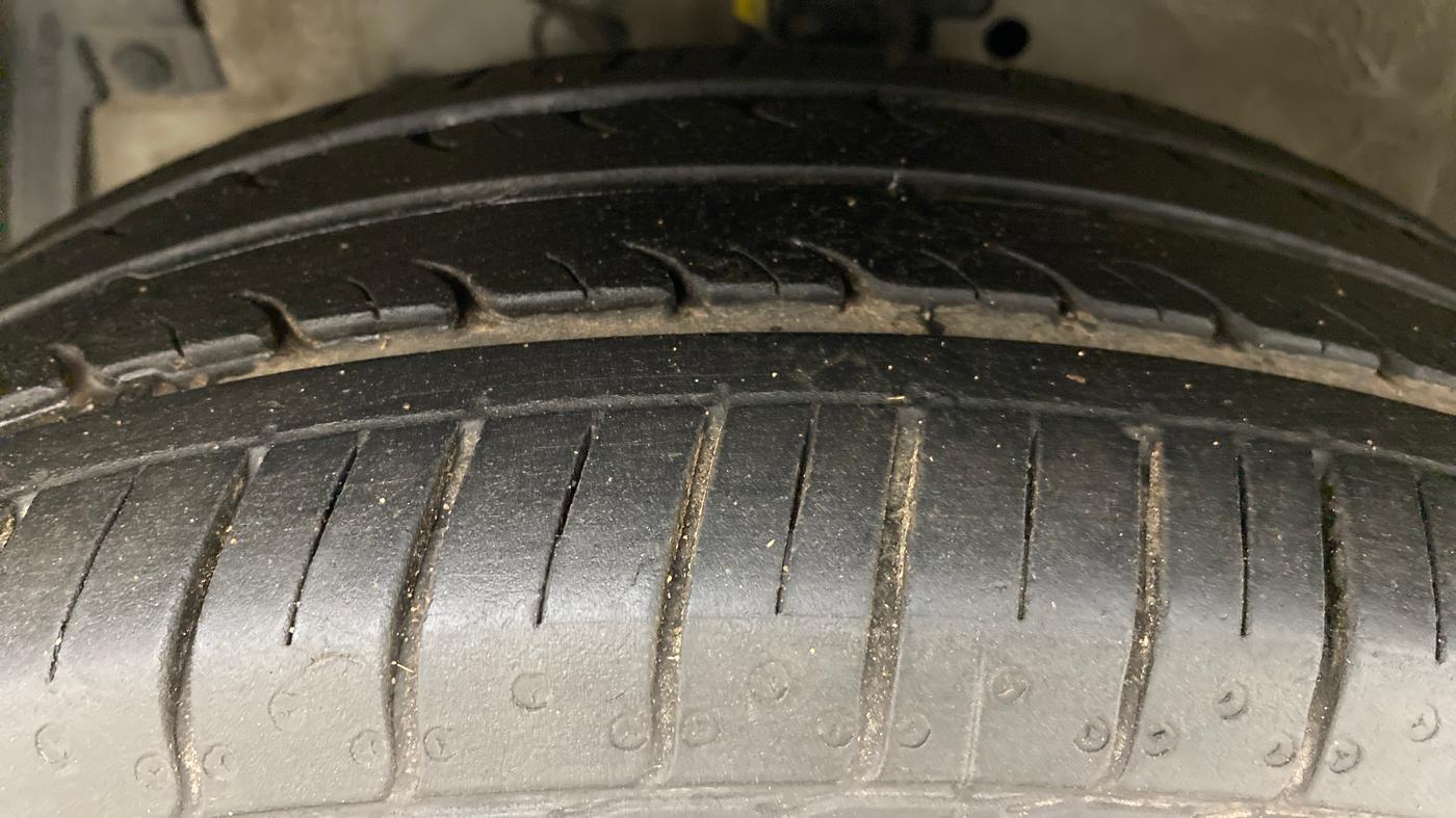 2014 Maruti Ertiga ZDI, Diesel, Manual, 64,384 km, Left Front Tyre Tread