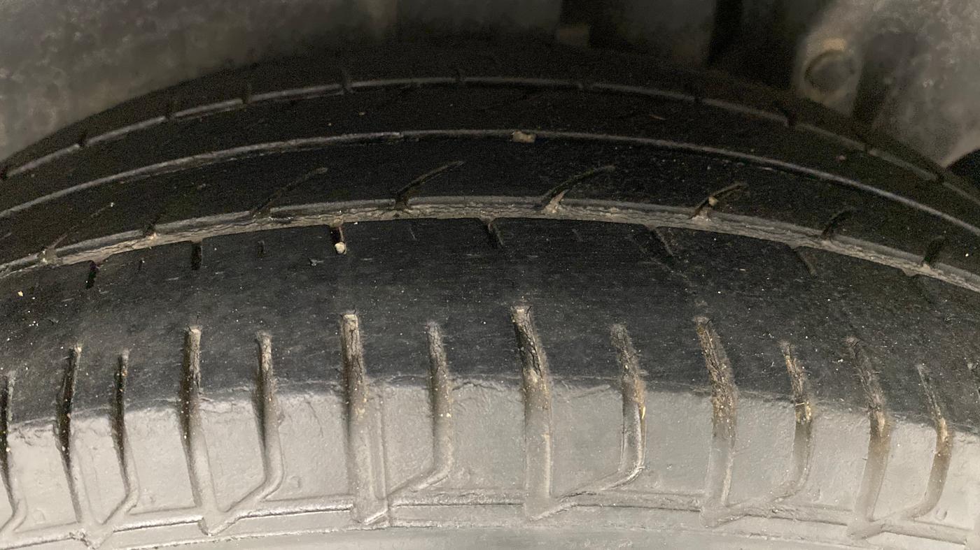 2014 Maruti Ertiga ZDI, Diesel, Manual, 64,384 km, Left Rear Tyre Tread