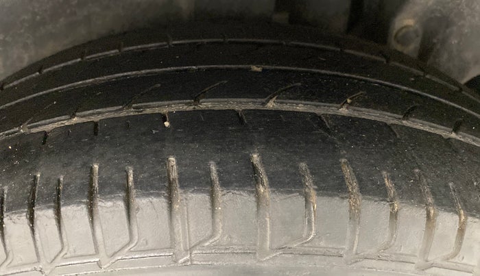 2014 Maruti Ertiga ZDI, Diesel, Manual, 64,384 km, Left Rear Tyre Tread