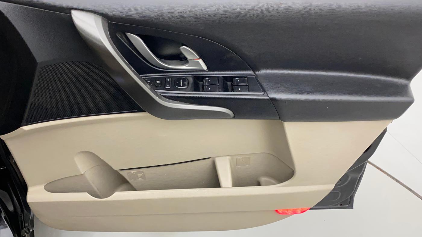 2017 Mahindra XUV500 W10, Diesel, Manual, 73,089 km, Driver Side Door Panels Control