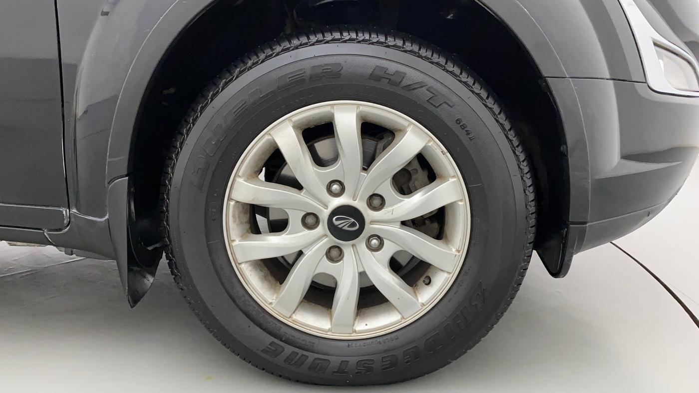 2017 Mahindra XUV500 W10, Diesel, Manual, 73,089 km, Right Front Wheel