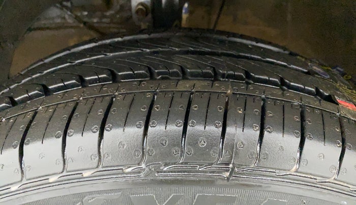 2016 Maruti Baleno DELTA PETROL 1.2, Petrol, Manual, 67,985 km, Left Front Tyre Tread