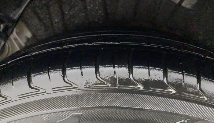 2012 Hyundai i20 MAGNA 1.2, CNG, Manual, 94,262 km, Right Rear Tyre Tread