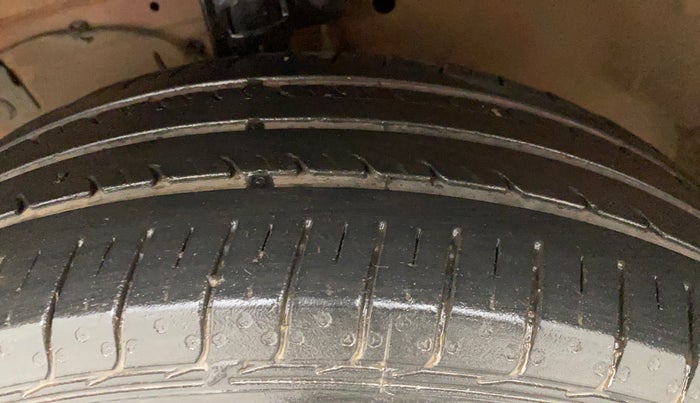 2015 Maruti Swift ZDI, Diesel, Manual, 56,299 km, Left Front Tyre Tread