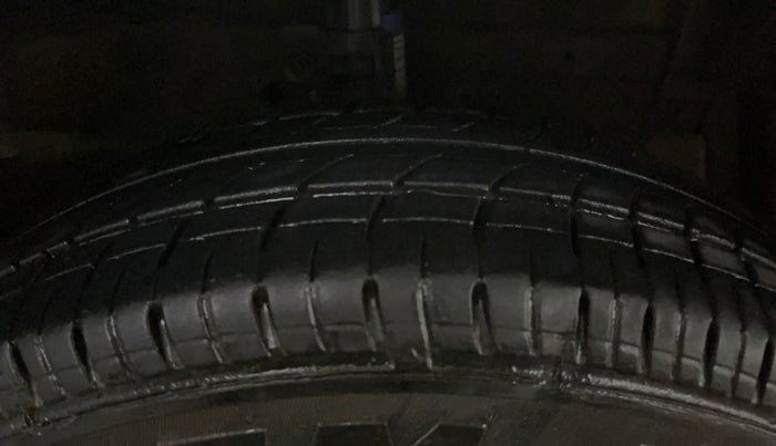2015 Maruti Swift Dzire VXI, Petrol, Manual, 47,315 km, Right Front Tyre Tread