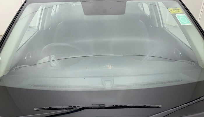 2022 Hyundai VENUE SX 1.5 CRDI, Diesel, Manual, 21,649 km, Front windshield - Minor spot on windshield
