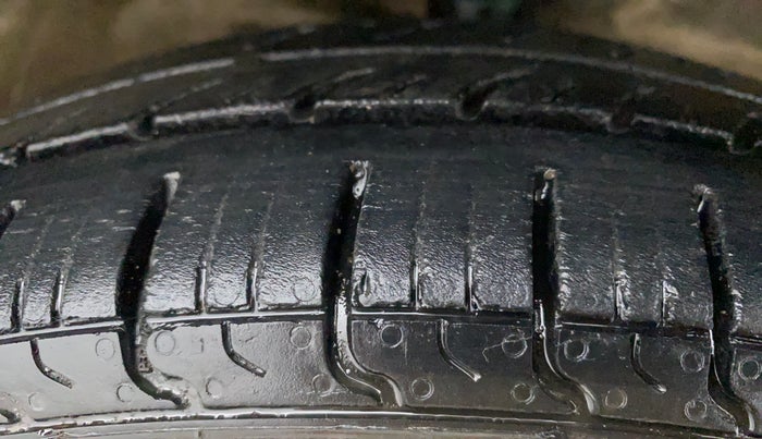 2017 Maruti Wagon R 1.0 LXI CNG, CNG, Manual, 80,343 km, Right Front Tyre Tread