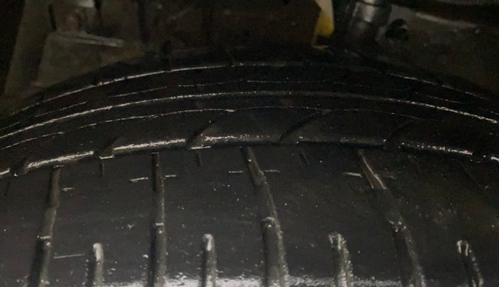 2015 Maruti Ertiga VXI, Petrol, Manual, 92,828 km, Left Front Tyre Tread
