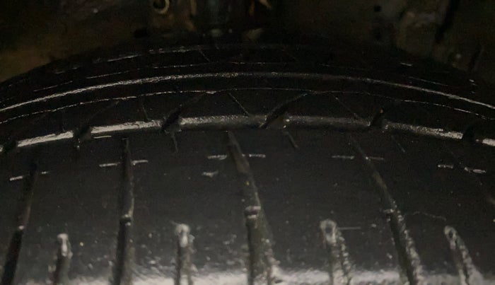 2015 Maruti Ertiga VXI, Petrol, Manual, 92,828 km, Right Front Tyre Tread