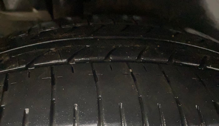 2015 Maruti Ertiga VXI, Petrol, Manual, 92,828 km, Right Rear Tyre Tread