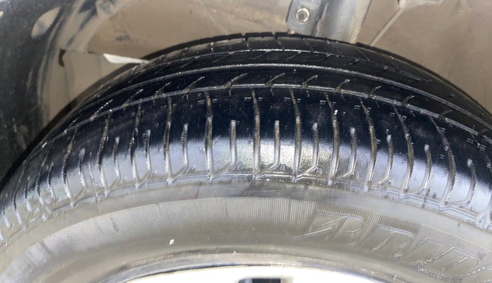 2017 Maruti Baleno DELTA PETROL 1.2, CNG, Manual, 64,235 km, Left Front Tyre Tread