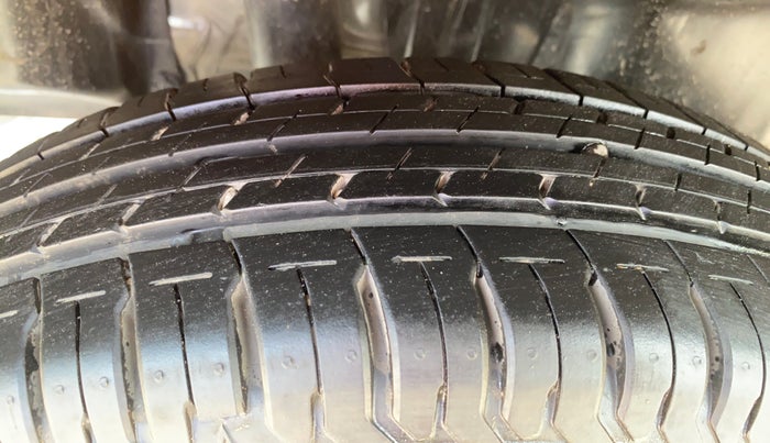 2022 Maruti Swift LXI, Petrol, Manual, 3,218 km, Right Rear Tyre Tread