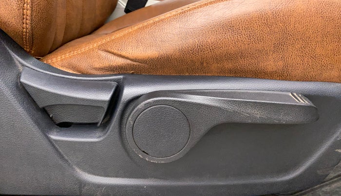 2019 Mahindra XUV300 W8 1.5 DIESEL, Diesel, Manual, 61,345 km, Driver Side Adjustment Panel