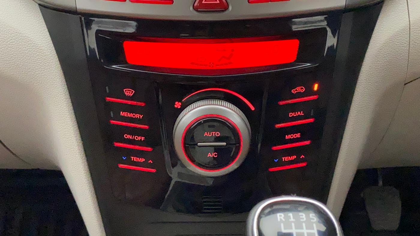 2019 Mahindra XUV300 W8 1.5 DIESEL, Diesel, Manual, 61,345 km, Automatic Climate Control