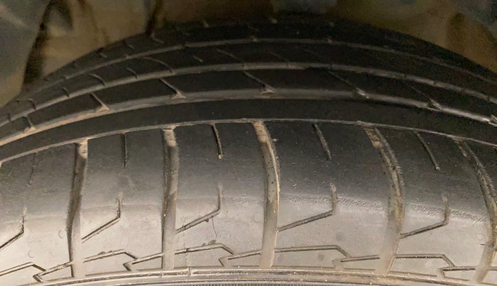 2019 Mahindra XUV300 W8 1.5 DIESEL, Diesel, Manual, 61,345 km, Left Front Tyre Tread