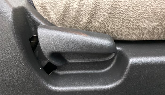 2016 Maruti Wagon R 1.0 LXI CNG, CNG, Manual, 67,758 km, Driver Side Adjustment Panel