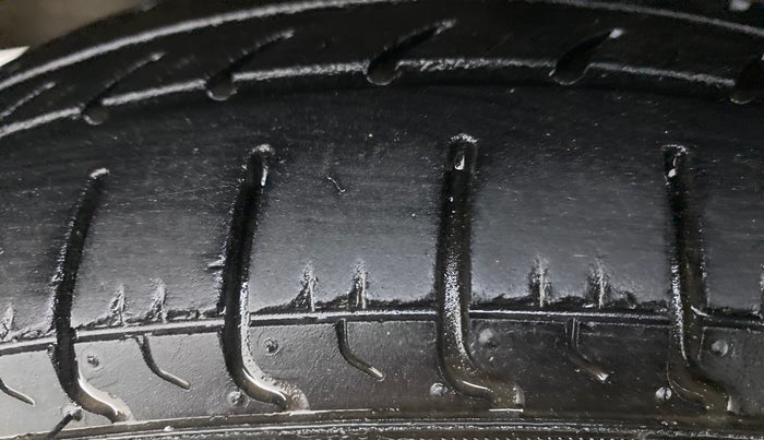 2016 Maruti Wagon R 1.0 LXI CNG, CNG, Manual, 67,758 km, Left Front Tyre Tread