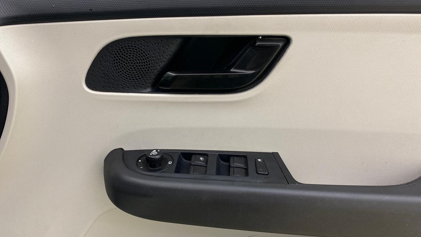 2023 Tata ALTROZ XT PETROL, Petrol, Manual, 59,462 km, Driver Side Door Panels Control