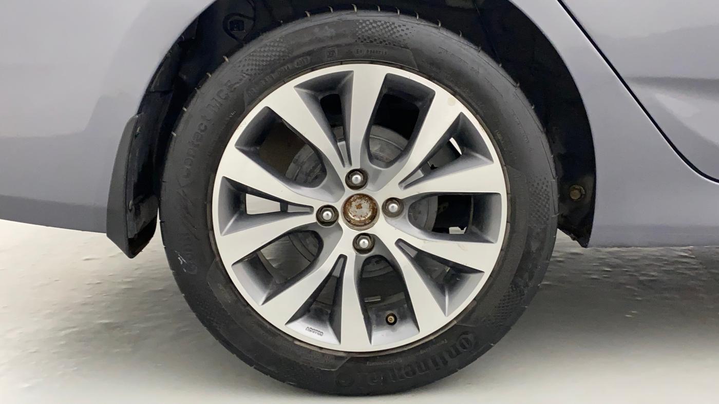 2015 Hyundai Verna FLUIDIC 1.6 CRDI S (o), Diesel, Manual, 1,14,127 km, Right Rear Wheel