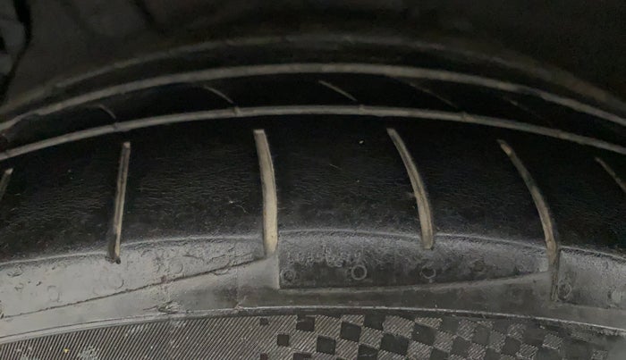 2015 Hyundai Verna FLUIDIC 1.6 CRDI S (o), Diesel, Manual, 1,14,127 km, Right Rear Tyre Tread