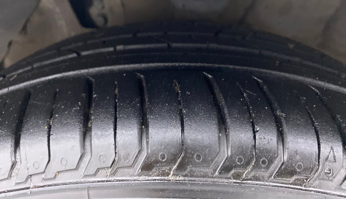 2013 Hyundai Verna FLUIDIC 1.6 SX VTVT OPT, Petrol, Manual, 75,571 km, Left Front Tyre Tread