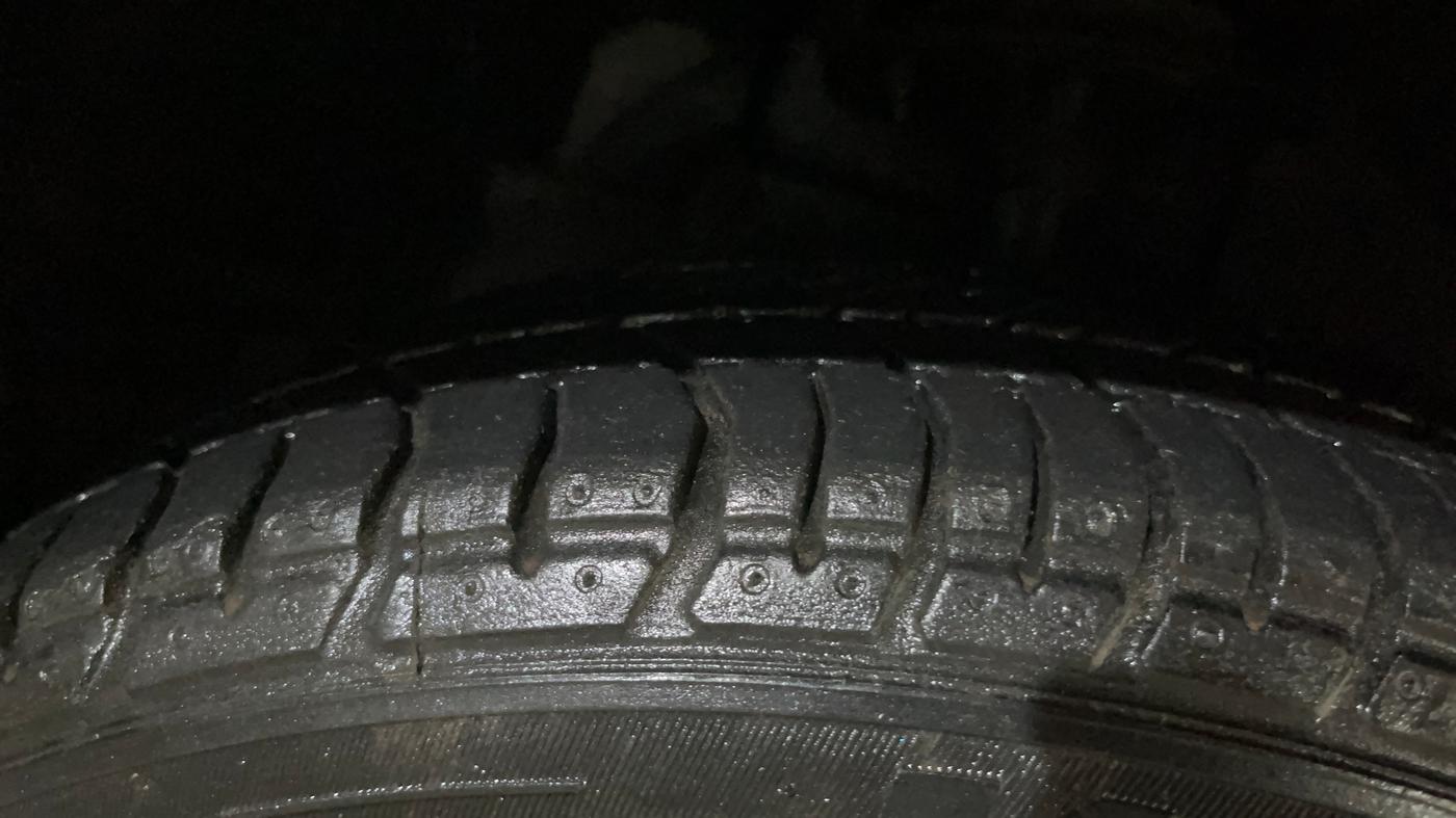 2015 Ford Figo Aspire TITANIUM 1.2 PETROL, CNG, Manual, 120 km, Right Front Tyre Tread