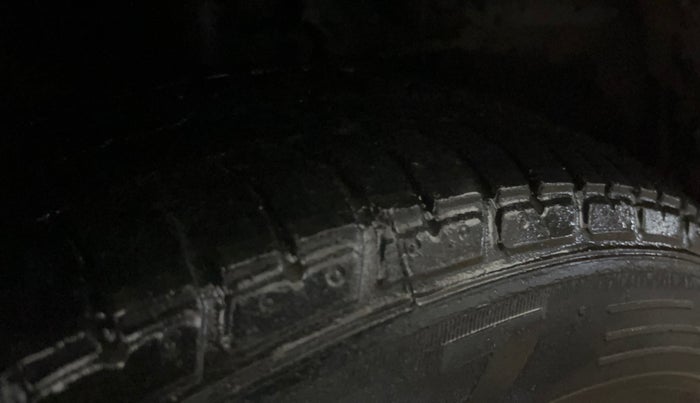 2015 Ford Figo Aspire TITANIUM 1.2 PETROL, CNG, Manual, 73,637 km, Left Front Tyre Tread