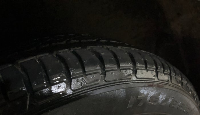 2015 Ford Figo Aspire TITANIUM 1.2 PETROL, CNG, Manual, 73,637 km, Right Rear Tyre Tread