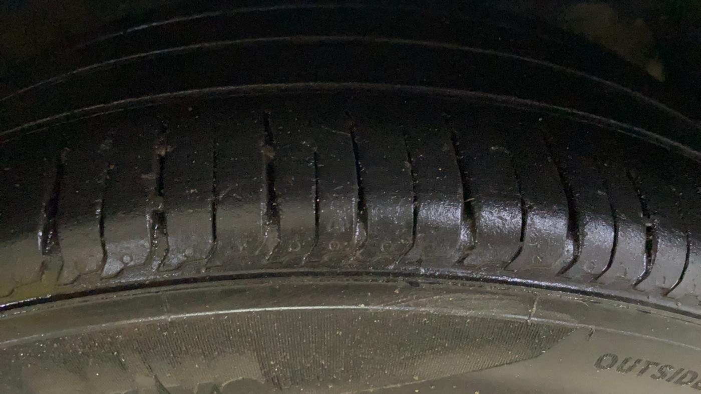 2017 Maruti Dzire ZDI PLUS AMT, Diesel, Automatic, 1,29,277 km, Right Front Tyre Tread