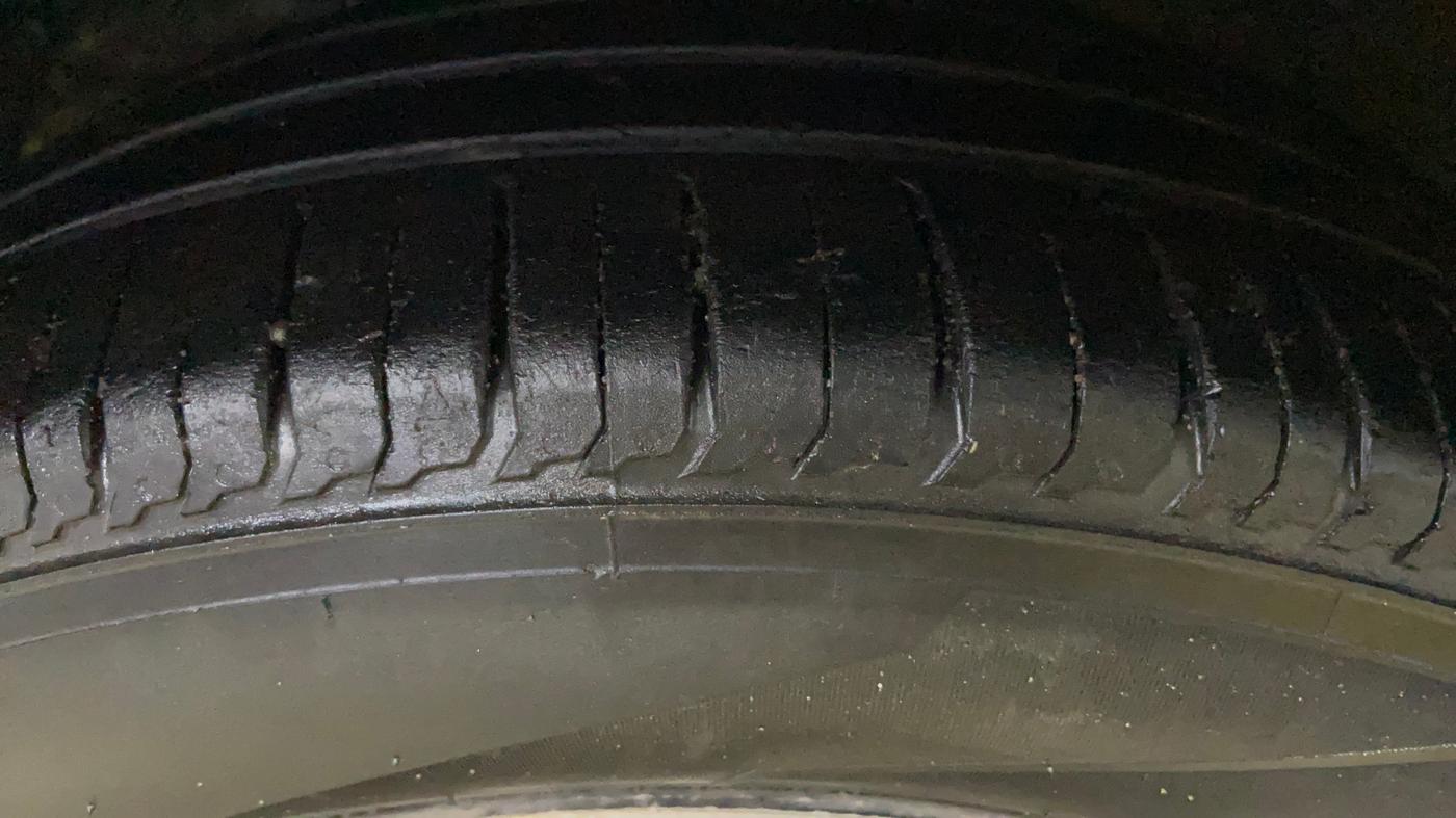2017 Maruti Dzire ZDI PLUS AMT, Diesel, Automatic, 1,29,277 km, Left Front Tyre Tread