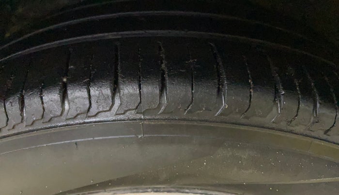 2017 Maruti Dzire ZDI PLUS AMT, Diesel, Automatic, 1,29,277 km, Left Front Tyre Tread