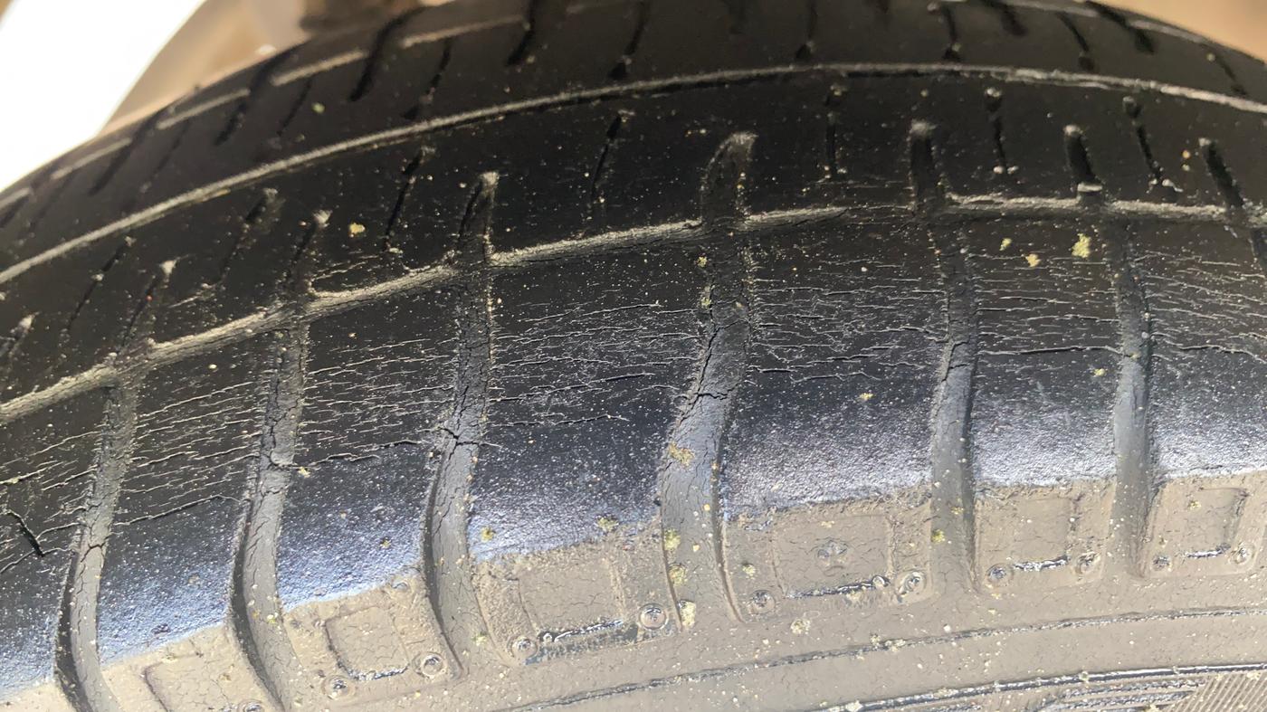 2014 Hyundai Eon ERA +, Petrol, Manual, 1,05,008 km, Right Rear Tyre Tread