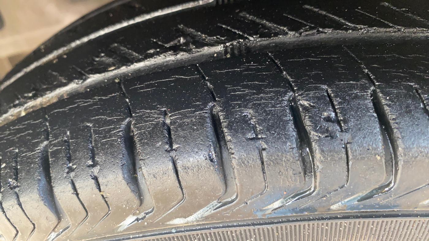 2014 Hyundai Eon ERA +, Petrol, Manual, 1,05,008 km, Left Front Tyre Tread
