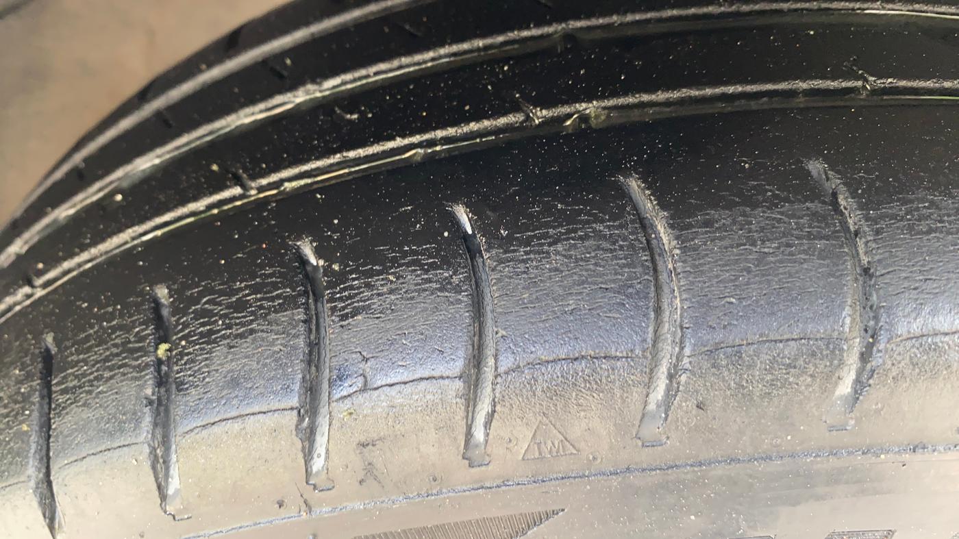 2014 Hyundai Eon ERA +, Petrol, Manual, 1,05,008 km, Right Front Tyre Tread