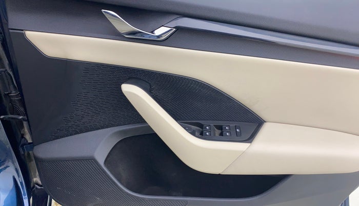 2021 Skoda Octavia STYLE 2.0, Petrol, Automatic, 94,384 km, Driver Side Door Panels Control