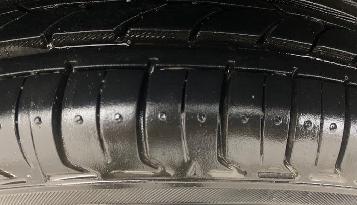 2013 Hyundai Grand i10 SPORTZ AT 1.2 KAPPA VTVT, Petrol, Automatic, 1,02,760 km, Right Rear Tyre Tread