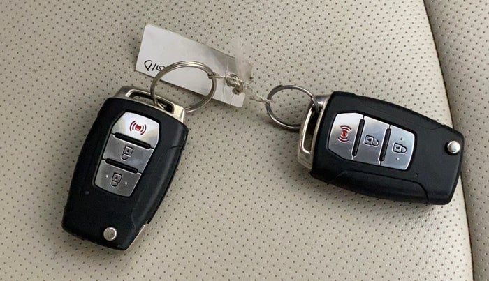 2019 Mahindra XUV300 W8 (O) 1.2 PETROL, Petrol, Manual, 50,713 km, Key Close Up