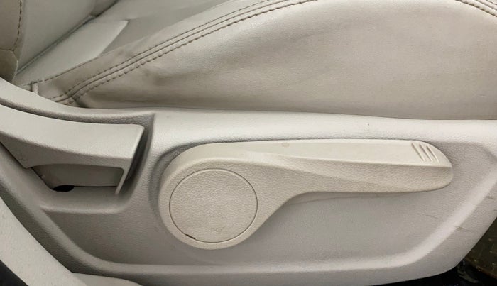 2019 Mahindra XUV300 W8 (O) 1.2 PETROL, Petrol, Manual, 50,713 km, Driver Side Adjustment Panel