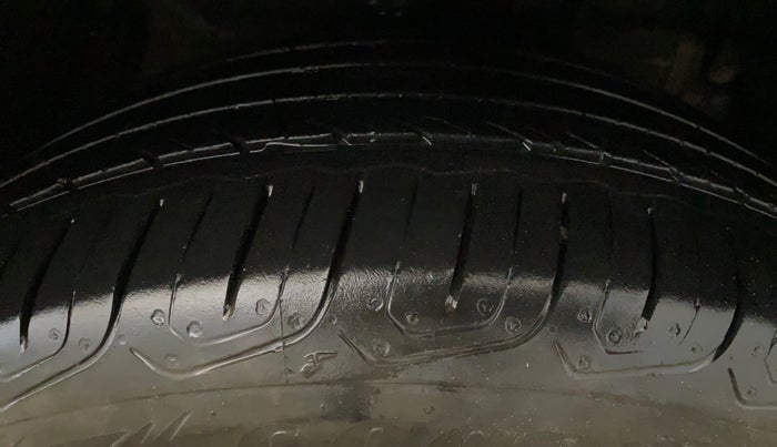 2019 Mahindra XUV300 W8 (O) 1.2 PETROL, Petrol, Manual, 50,713 km, Right Front Tyre Tread