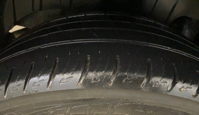 2019 Mahindra XUV300 W8 (O) 1.2 PETROL, Petrol, Manual, 50,713 km, Right Rear Tyre Tread