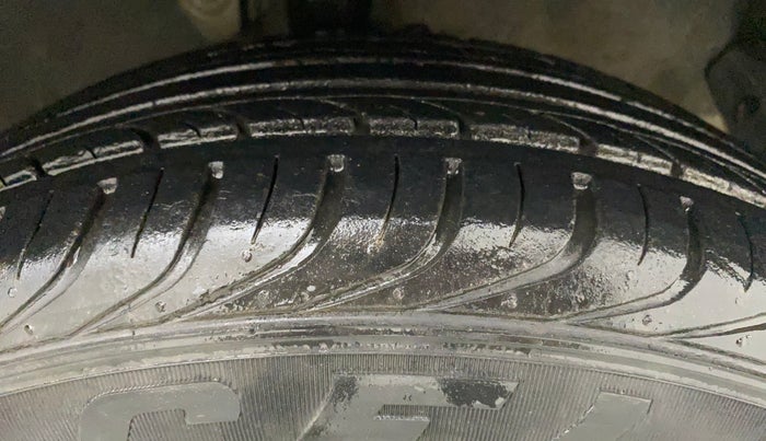 2011 Hyundai i20 MAGNA (O) 1.2, Petrol, Manual, 33,644 km, Right Front Tyre Tread
