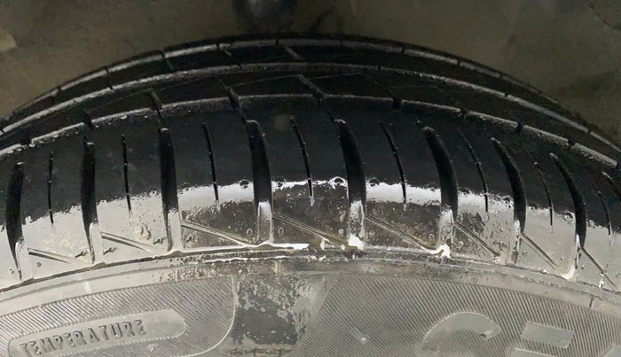 2011 Hyundai i20 MAGNA (O) 1.2, Petrol, Manual, 33,644 km, Left Front Tyre Tread