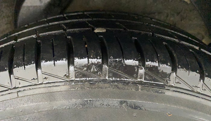 2011 Hyundai i20 MAGNA (O) 1.2, Petrol, Manual, 33,644 km, Left Rear Tyre Tread
